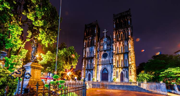Catedral de San José iluminada en Hanoi brillando en la noche entre gotas de lluvia ligera
