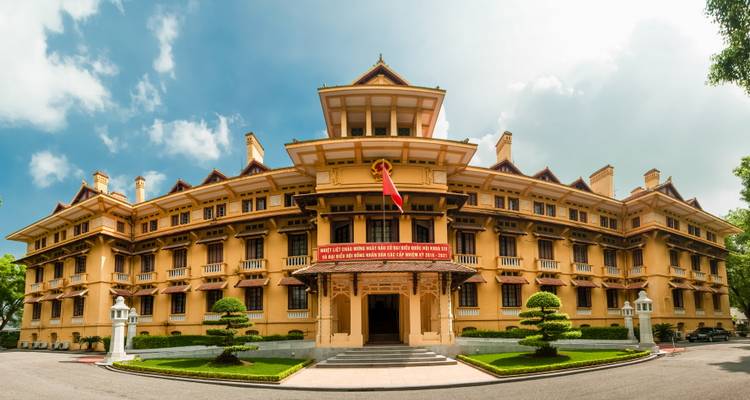Vista panorámica del elegante Museo Nacional de Historia de estilo colonial francés de Hanói bajo cielos azules