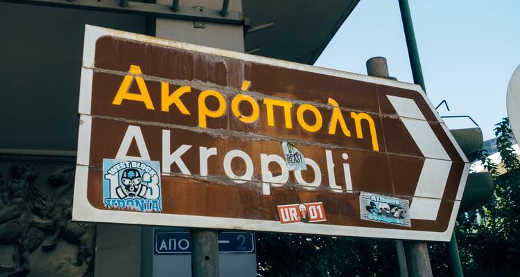 A road sign pointing towards Akropoli.