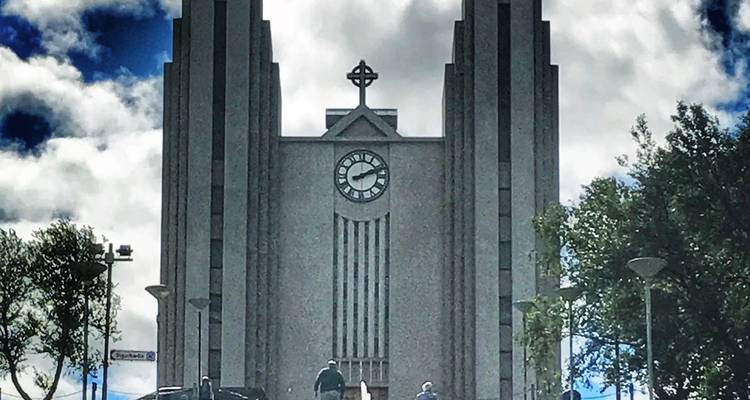 Imposante kerk met een klokkentoren.