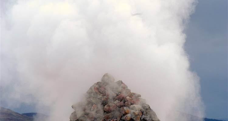 Stoom die oprijst uit een geothermische ventilatieopening.