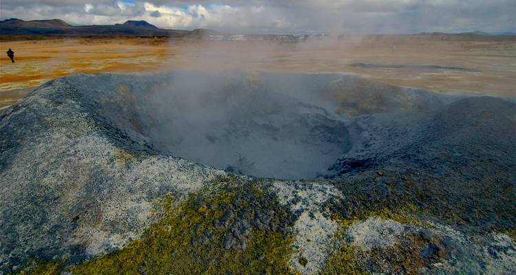 Geothermaal gebied met stoom en verschillende kleuren.