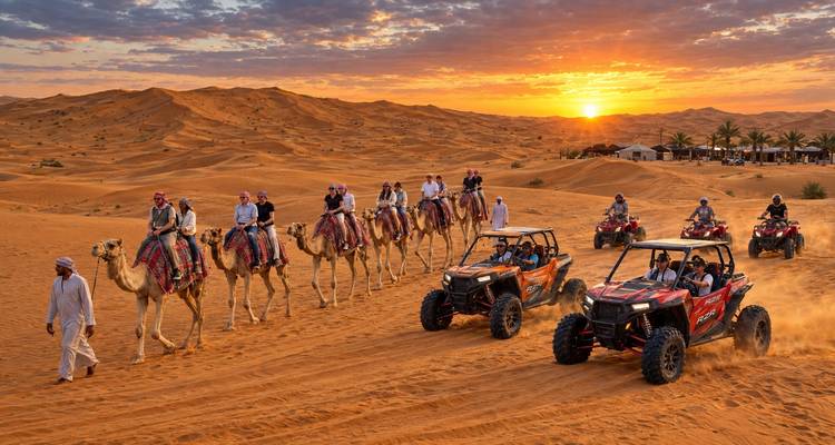File de chameaux et de buggies tout-terrain traversant les dunes dorées au coucher du soleil lors d'un safari dans le désert de Dubaï.