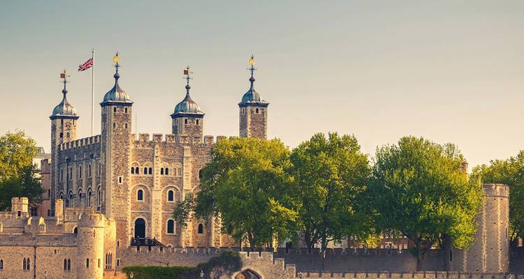 Historischer Tower of London mit Türmen und gezinnten Mauern in warmes Nachmittagslicht getaucht