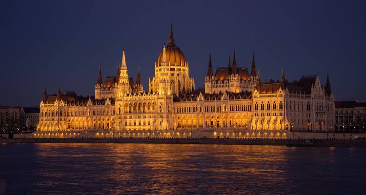 Parlement de Budapest illuminé la nuit