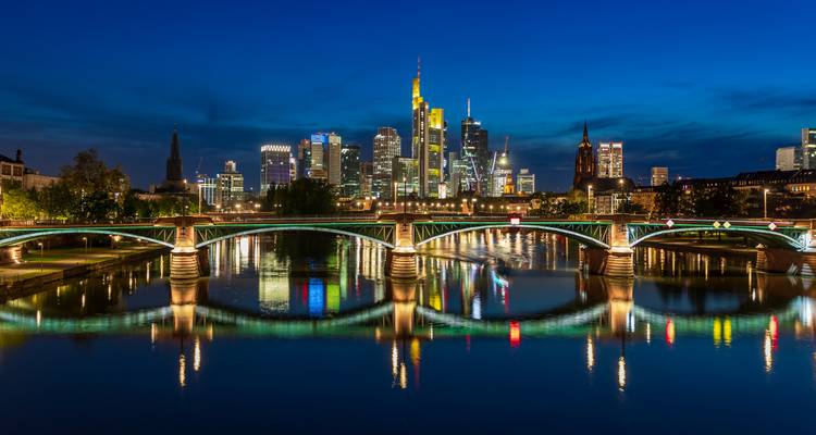 Horizon de Francfort la nuit avec reflet sur la rivière