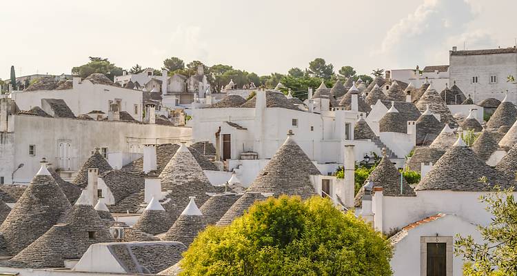 Dorp met witgekalkte huizen en kegelvormige daken.