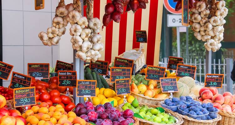 Kleurrijke productenmarkt met fruit en groenten.