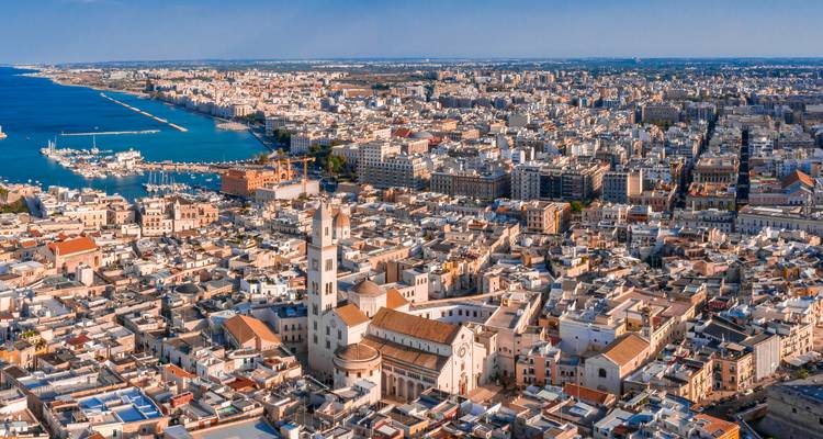 Luchtfoto van Bari, Italië met de prominente koepel van de kathedraal van Bari.