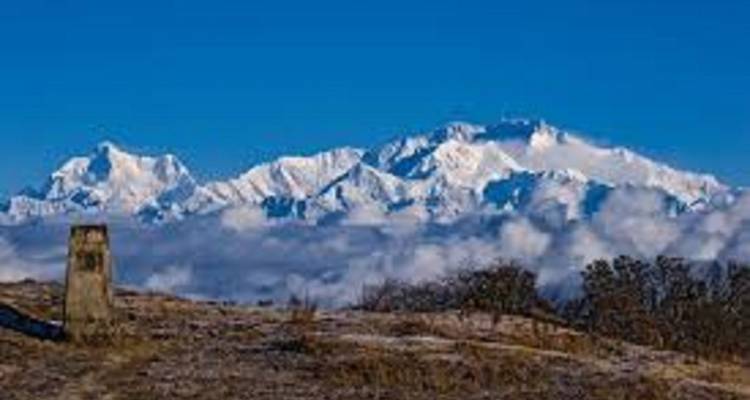 Schneebedeckte Berge mit Wolken.