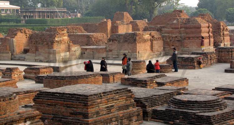 Oude ruïnes met mensen die tussen de bakstenen wandelen