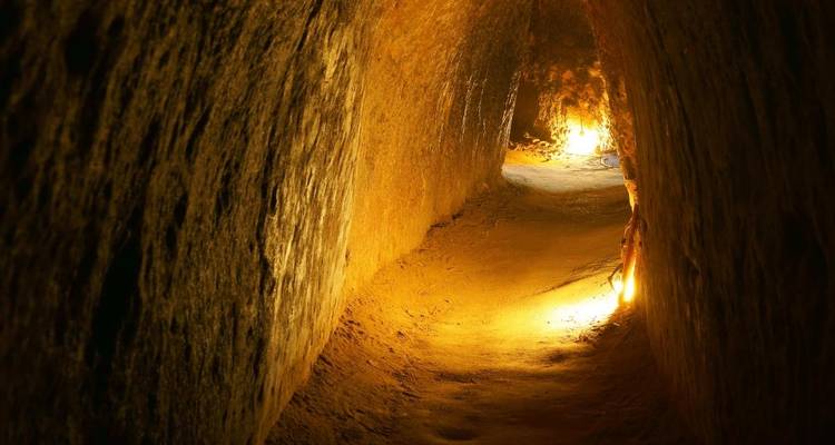 Beleuchteter alter unterirdischer Tunnel
