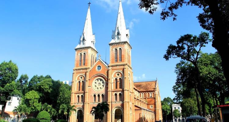 Schöne Kathedrale mit zwei Türmen unter blauem Himmel