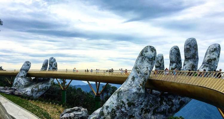Goldene Brücke getragen von Riesenhänden