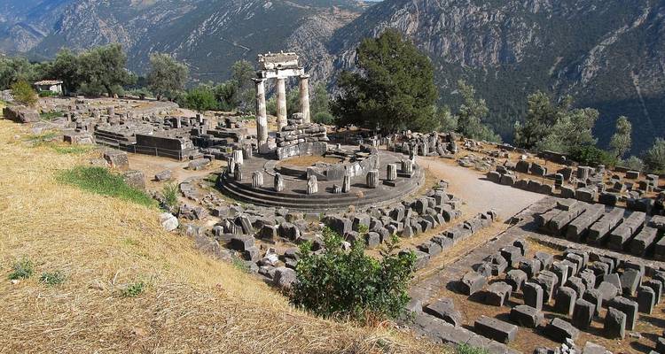 Antieke ruïnes in Delphi met bergachtige achtergrond.