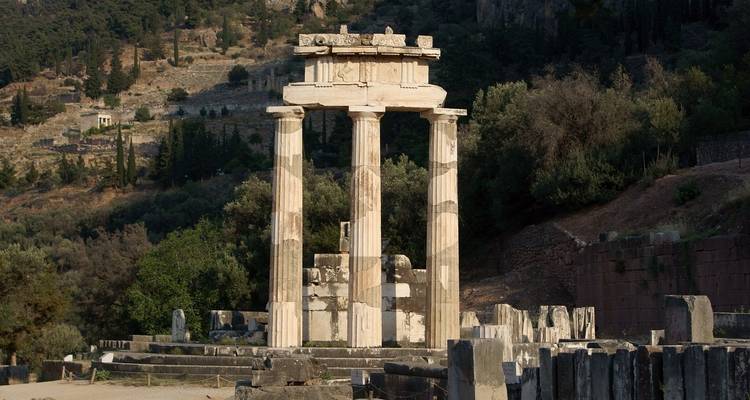 Oude zuilen met bomen in Olympia.