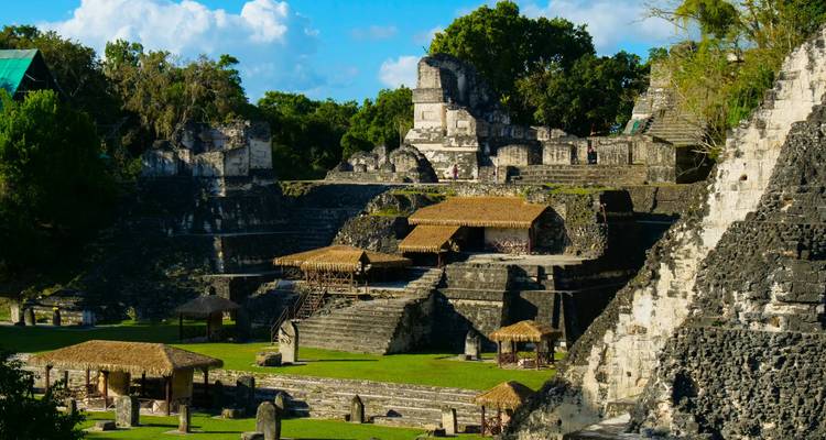 Mayaanse ruïnes van pleinen en tempels omgeven door jungle op de archeologische site van Tikal