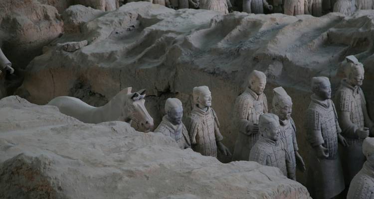 Estatuas de los Guerreros de Terracota alineadas en una fosa.