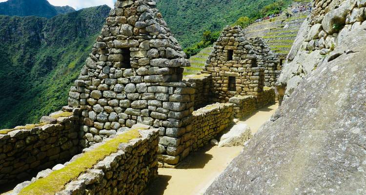 Ruines du Machu Picchu avec les montagnes en arrière-plan.