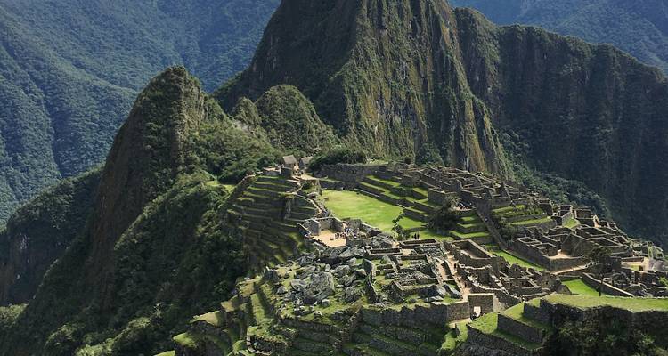 Vue panoramique du Machu Picchu avec une montagne.