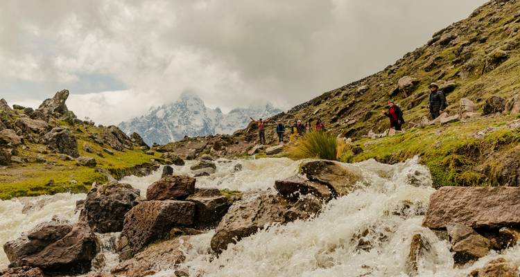 Torrent qui dévale dans une région montagneuse rocheuse.