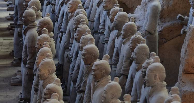 Estatuas del Ejército de Terracota en filas dentro de un sitio de excavación.