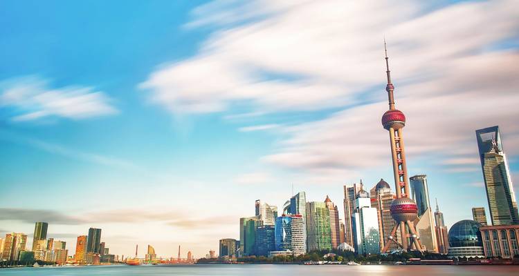 Horizon de Shanghai avec des gratte-ciel modernes emblématiques sous un ciel bleu éclatant.
