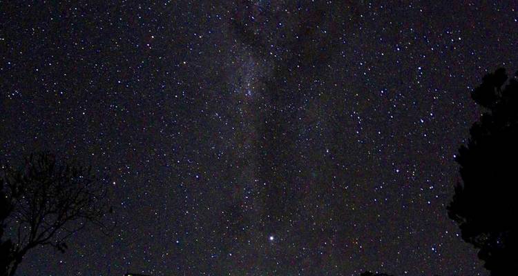 Cielo nocturno estrellado con la Vía Láctea visible.