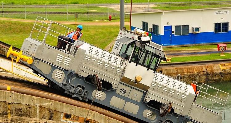 Mechanism auf einer schiefen Ebene im Panamakanal.