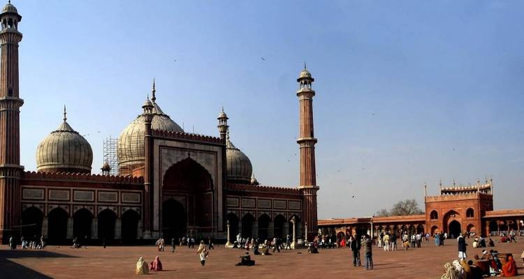 Äußeres einer großen Moschee mit Kuppeln und Minaretten.