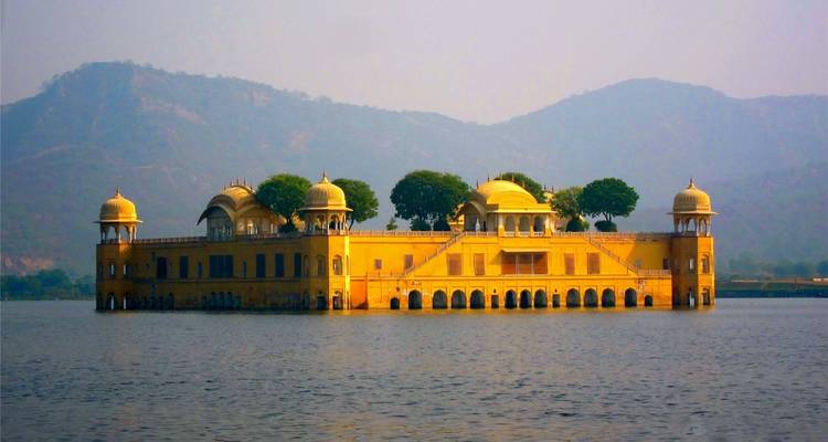Jal Mahal, ein gelber Palast inmitten eines Sees.