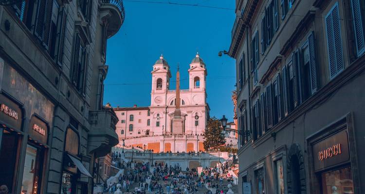 Die Spanische Treppe in Rom voller Menschen.