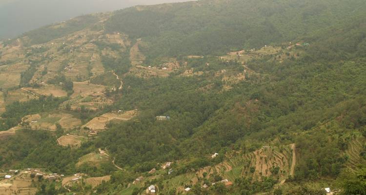 Terraced berglandschap gezien van bovenaf.