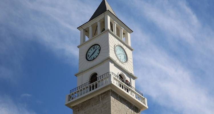 Uhrturm vor blauem Himmel.