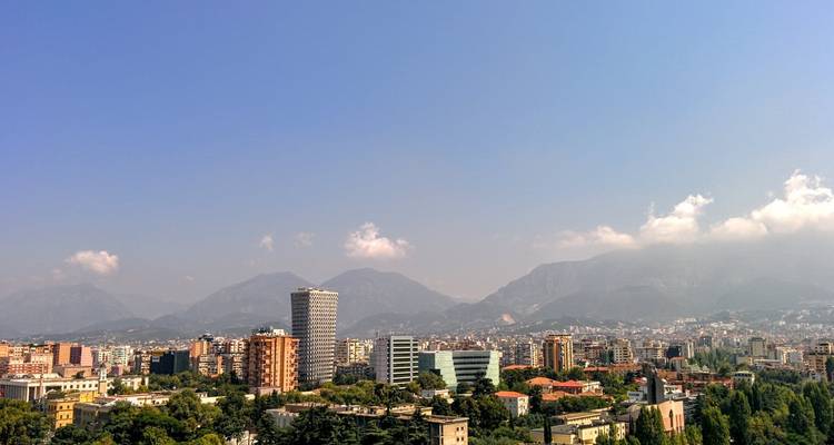 Skyline-Blick auf Tirana, Albanien mit Bergen im Hintergrund.