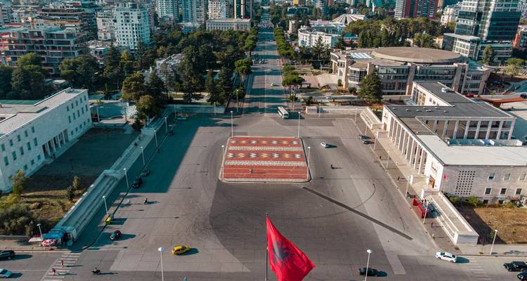 Drohnenaufnahme des zentralen Platzes in Tirana, Albanien.