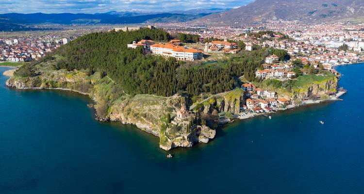 Küstenfestung umgeben von Wasser in Ohrid, Mazedonien.