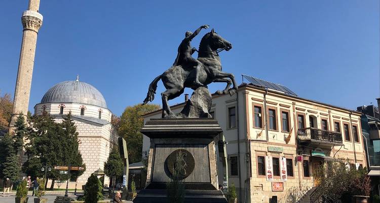 Reiterstatue in der Nähe einer historischen Moschee.
