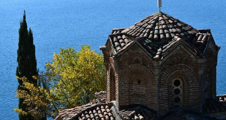 Ohrid-See mit einer orthodoxen Kirche im Vordergrund.