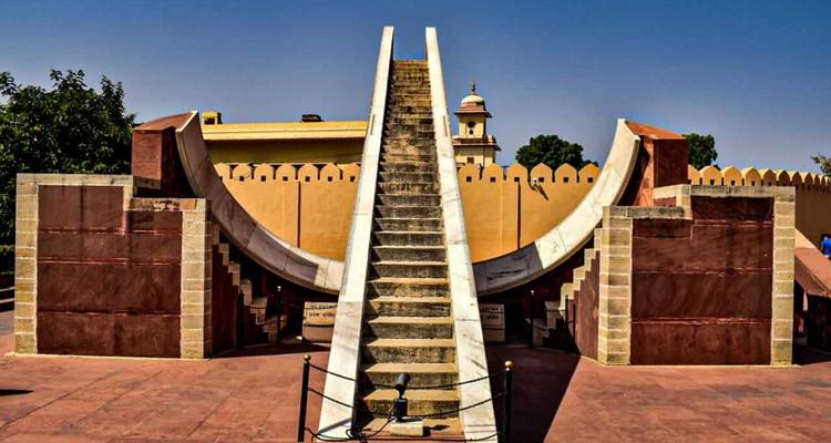 Structure de cadran solaire unique en forme d'escalier à Jaipur.