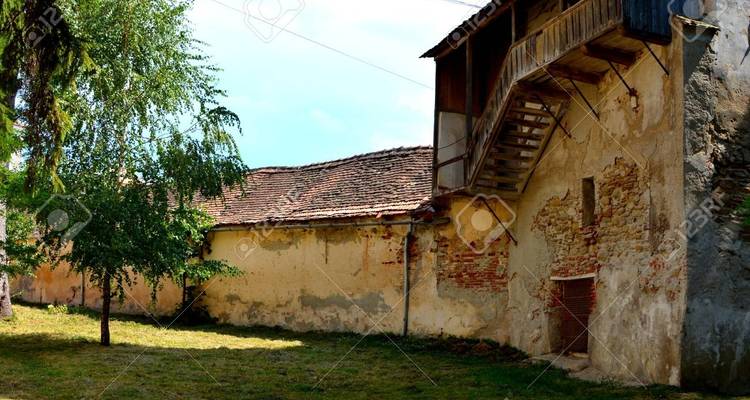 Altes, verwittertes Gebäude mit sichtbaren Wasserzeichen auf dem Bild.