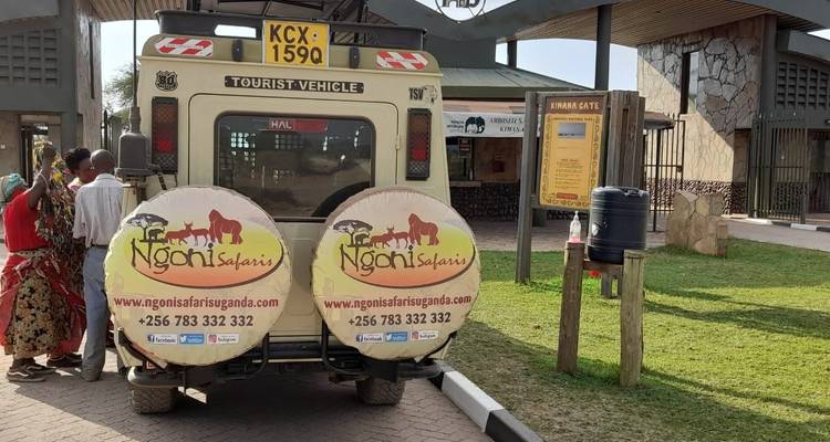 Touristenfahrzeug mit Logo geparkt in der Nähe eines Tors.