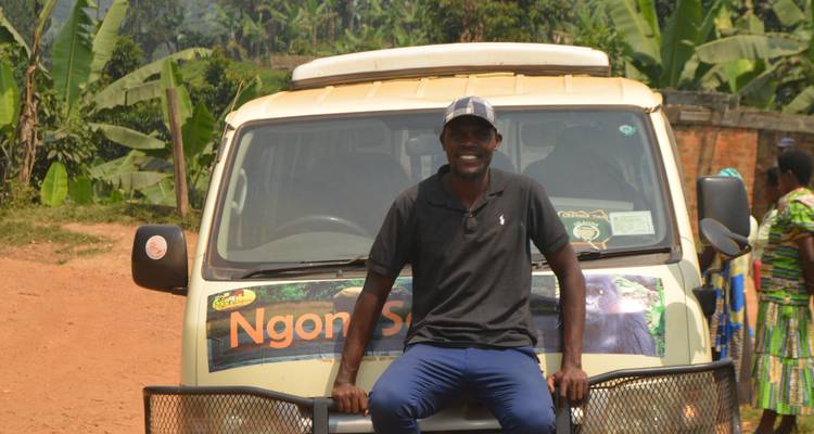 Mann, der auf einem Safari-Fahrzeug sitzt.