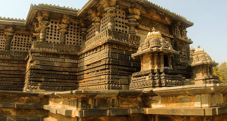 Extérieur détaillé d'un temple ancien avec des sculptures complexes.