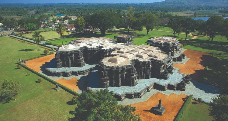 Vue aérienne d'un temple historique entouré d'un paysage verdoyant.