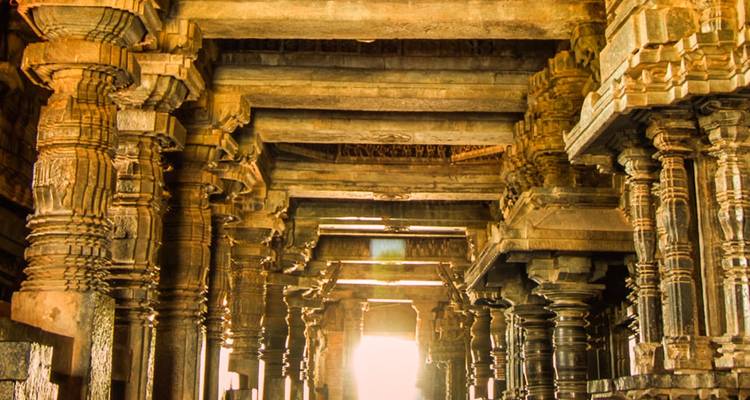 Vue intérieure d'un temple ancien avec de magnifiques piliers de pierre sculptés.