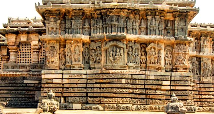 Gros plan de sculptures complexes en pierre sur un temple historique.