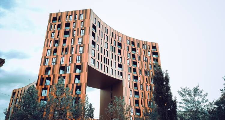 Moderne gebogen gebouw met bomen