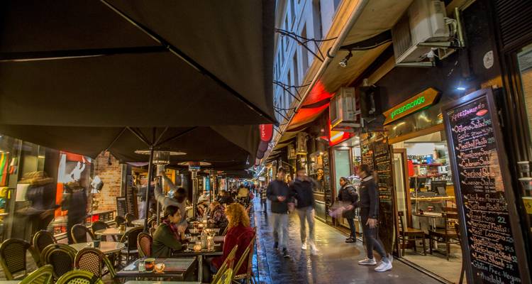 Caféstraat in Melbourne met mensen die dineren.