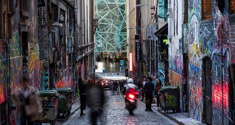 Graffiti steeg in Melbourne met mensen die lopen.